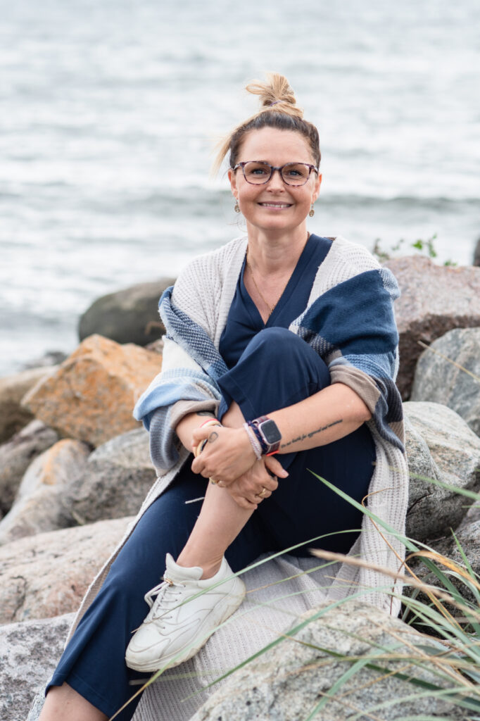 Portrætfoto af Fie Bjørnholt-Schou, terapeut og rådgiver, der byder roligt velkommen – symbol på tryghed og menneskelig forståelse